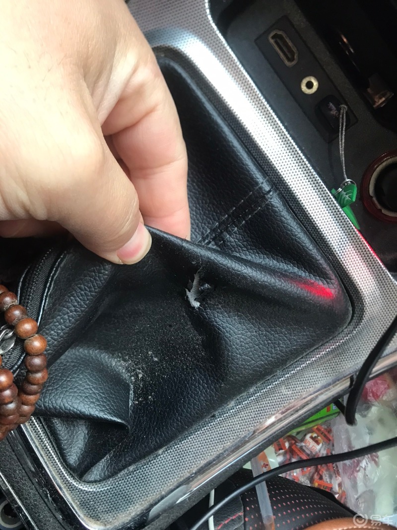 宝骏560手动挡的档把皮革晒晒就爆皮了,有什么好办法?