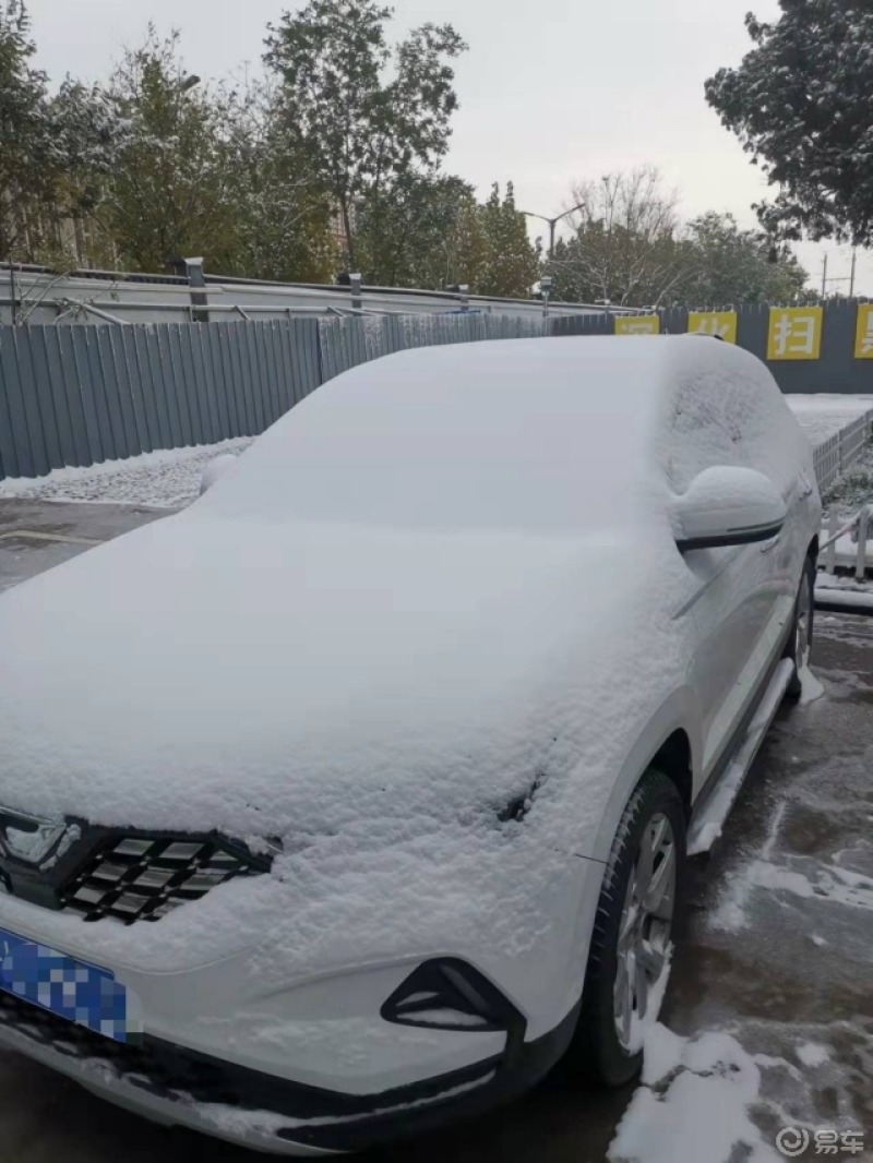 如何清理积雪不伤车#除雪方法:专用的除雪铲,专用车衣,注意事项:近期