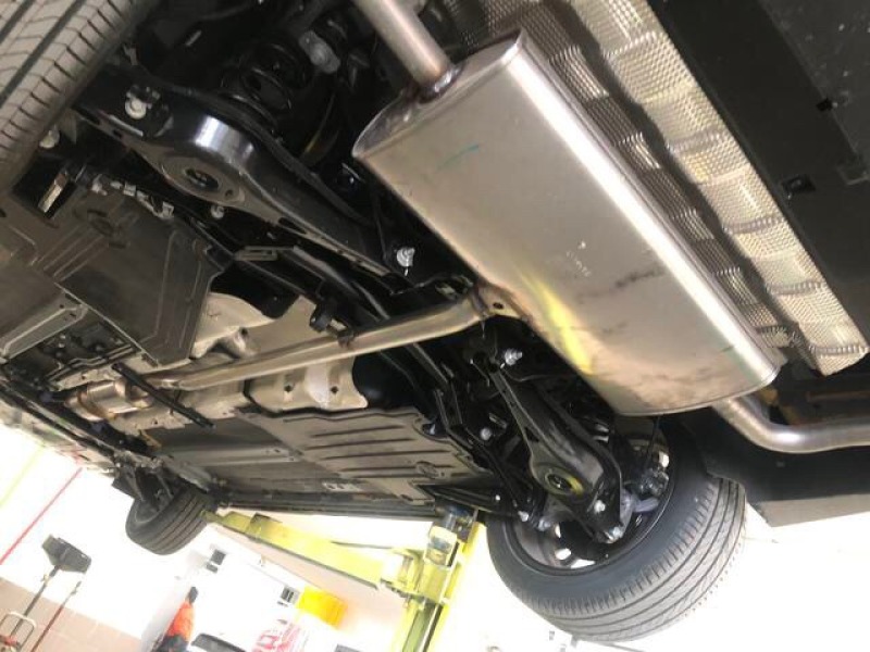 领克03的底盘最小离地间隙为120mm,比一般轿车都要矮,再配合尾部的