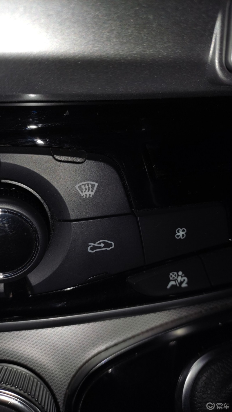 操作步骤:打开前挡除雾