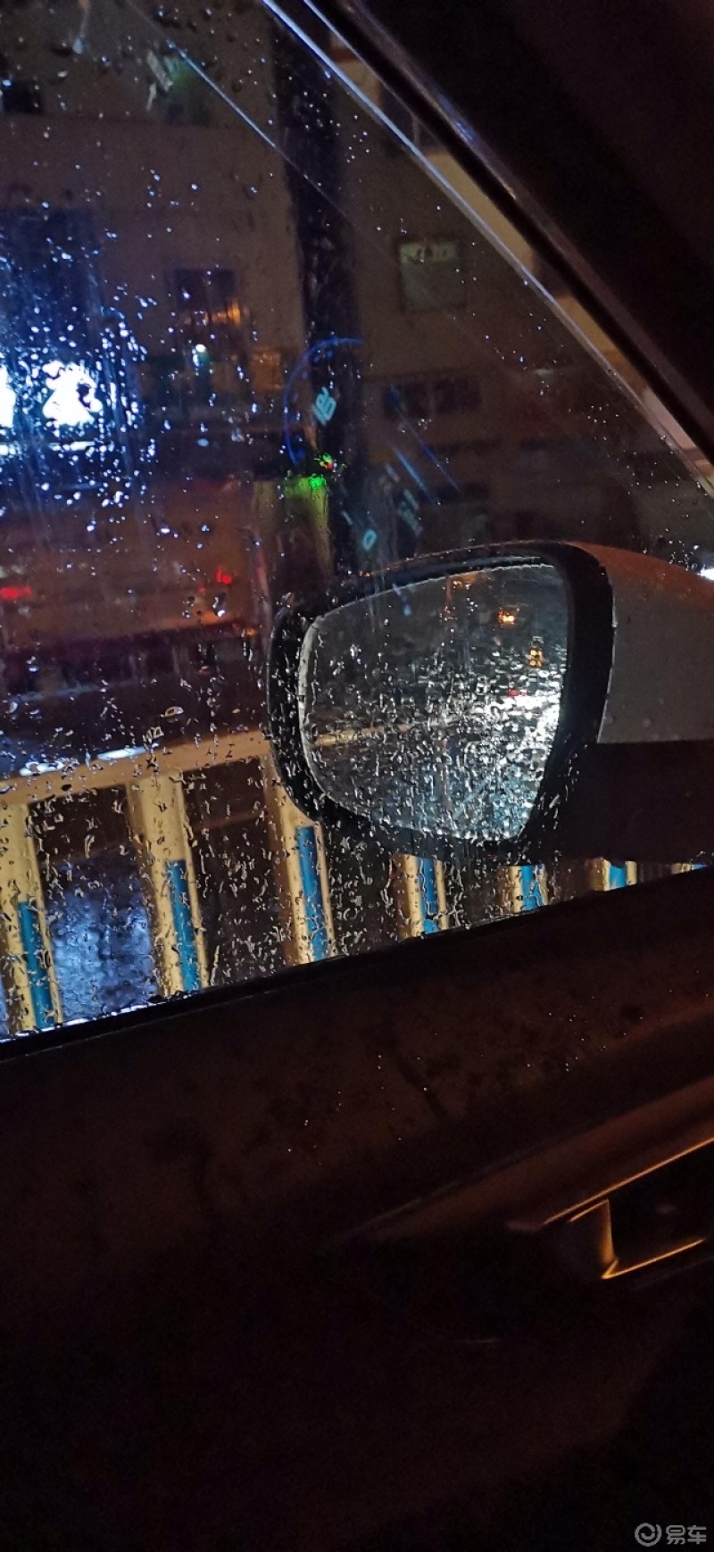 下雨车窗图片唯美图片