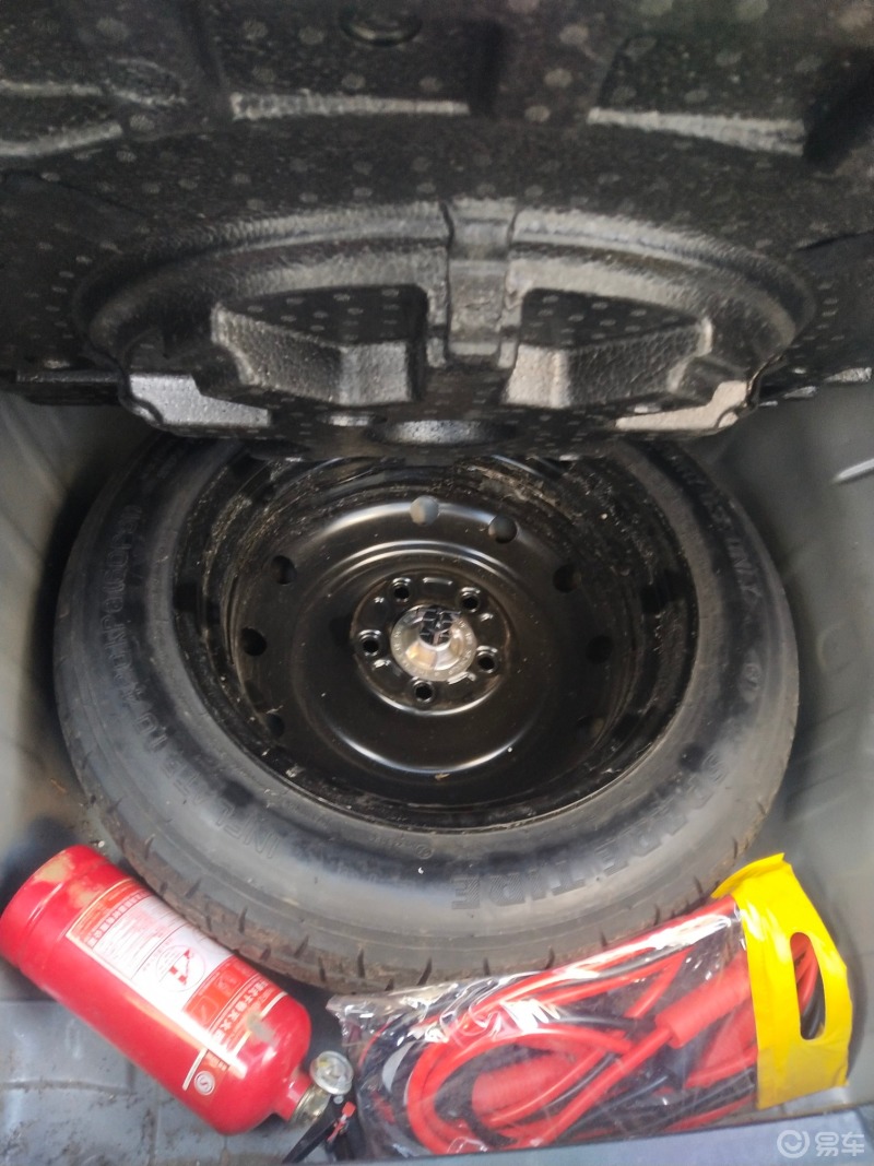 东风本田xrv的备胎在后备箱底部掀开后可以看到几个置物槽置物槽再