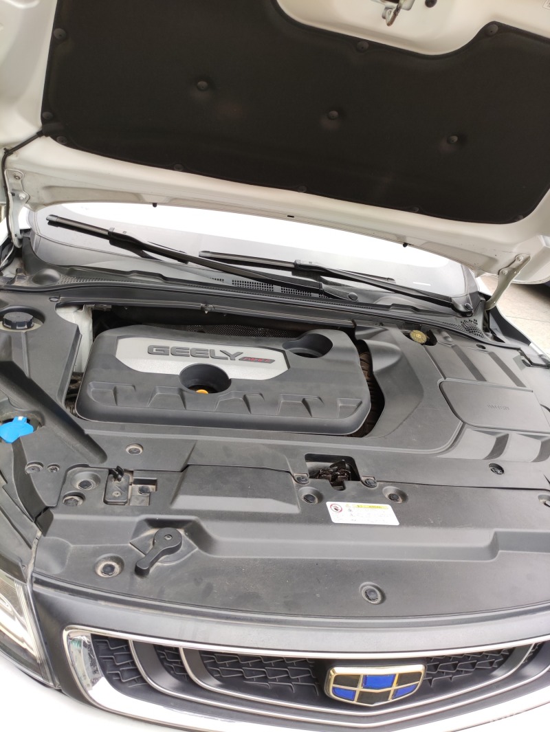 谈到发动机舱吉利帝豪gl的机舱确实美观整齐还配置有机舱护板保护