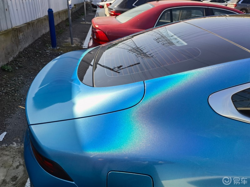 彩虹镭射蓝阳光明媚洗完车停在阳光下真是很炫酷只有在夜光下和阳光下