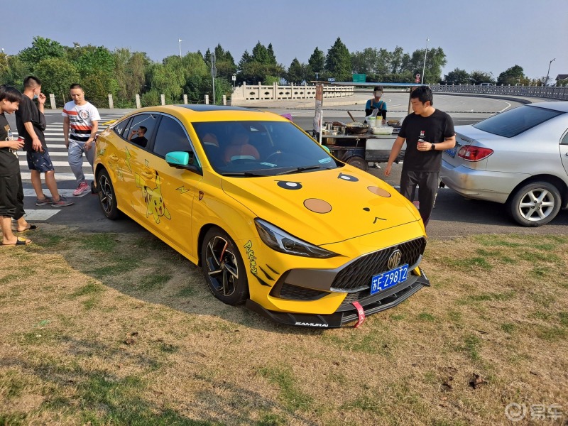 名爵mg5小黄改装记给小黄贴个车贴皮卡丘如今给汽车贴纸都非常常见