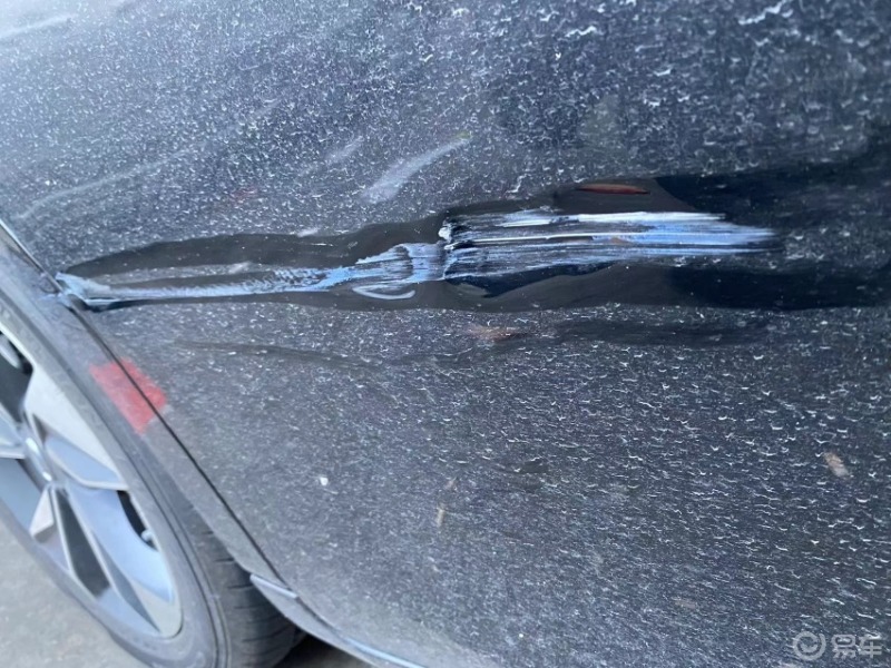 xdm这刮痕伤到车底漆了吗需要什么处理好些呢