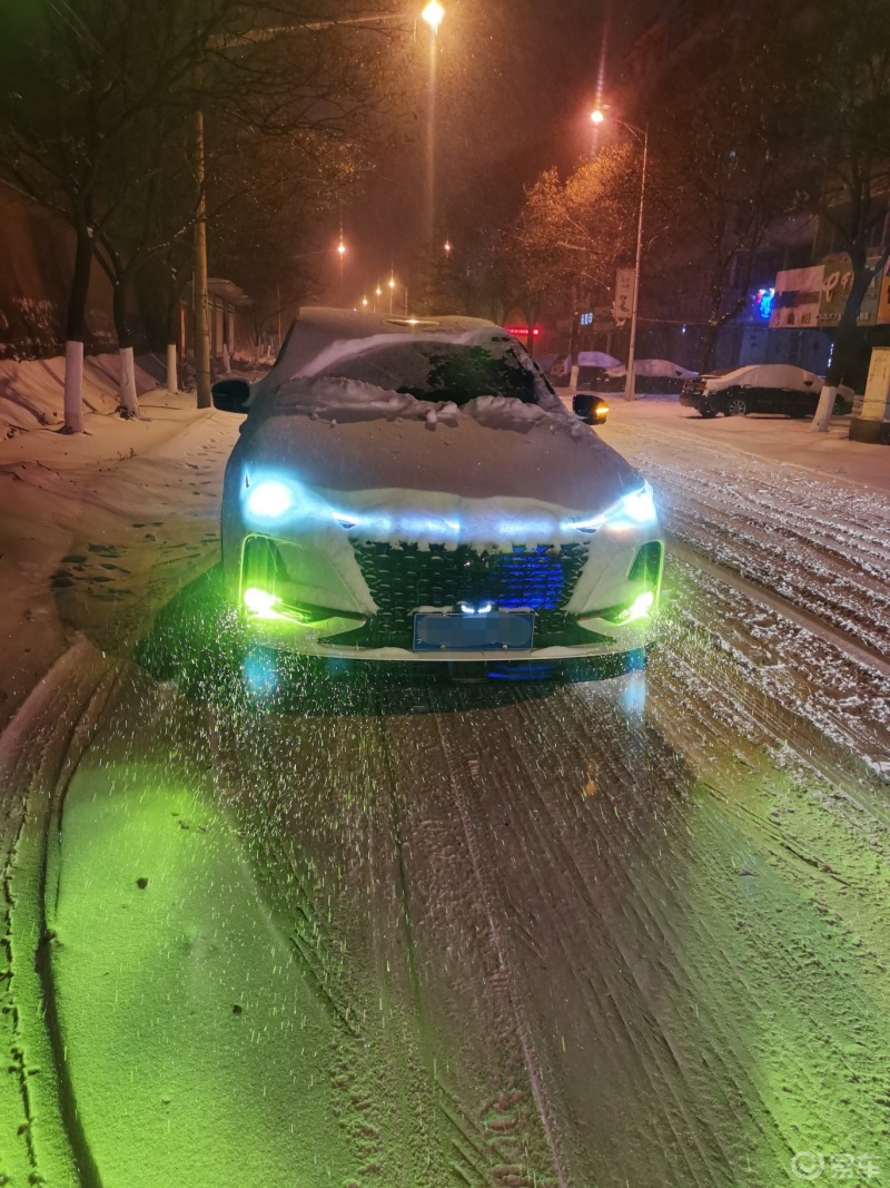 如何清理积雪不伤车除雪方法空调暖风注意事项车上有积雪后要注意不能