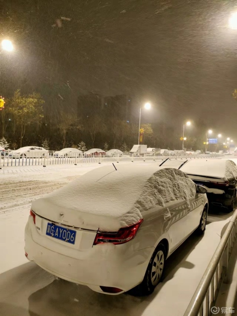 车窗外的雪景图片