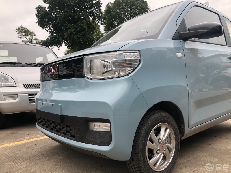 五菱mini 出了一代又一代,结果驾驶选了个经典款的_五菱宏光mini ev