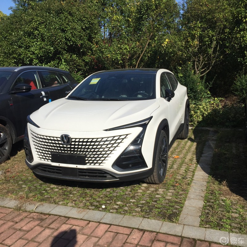 白色新款长安unit实车时尚前卫