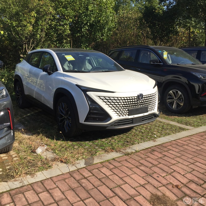 白色新款长安unit实车时尚前卫