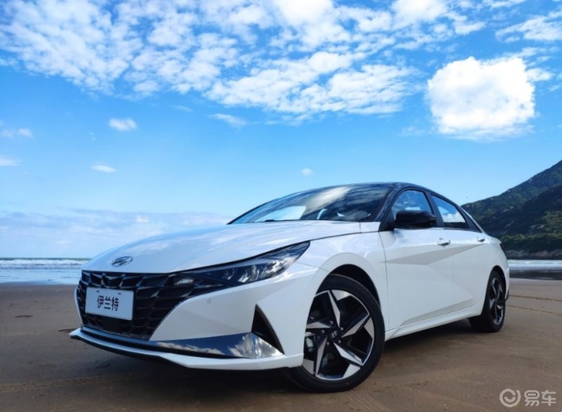 第七代伊兰特白与红的对比