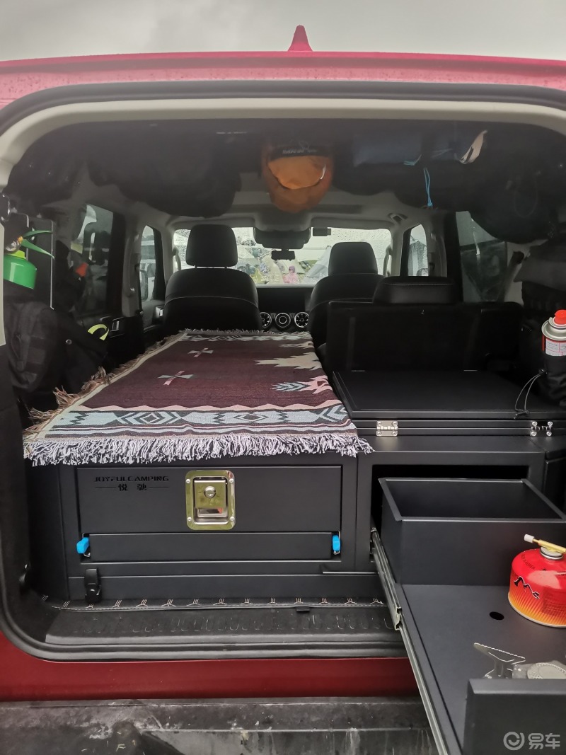 坦克300改装床车旅居车展开单人床模式吃住行轻松解决