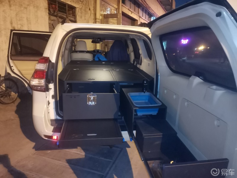 广州普拉多车友改装的床车旅居车,要出去玩等不及了直接跑来工厂安装