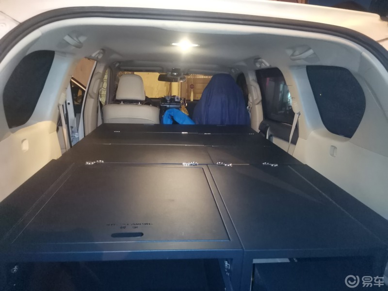 广州普拉多车友改装的床车旅居车,要出去玩等不及了直接跑来工厂安装