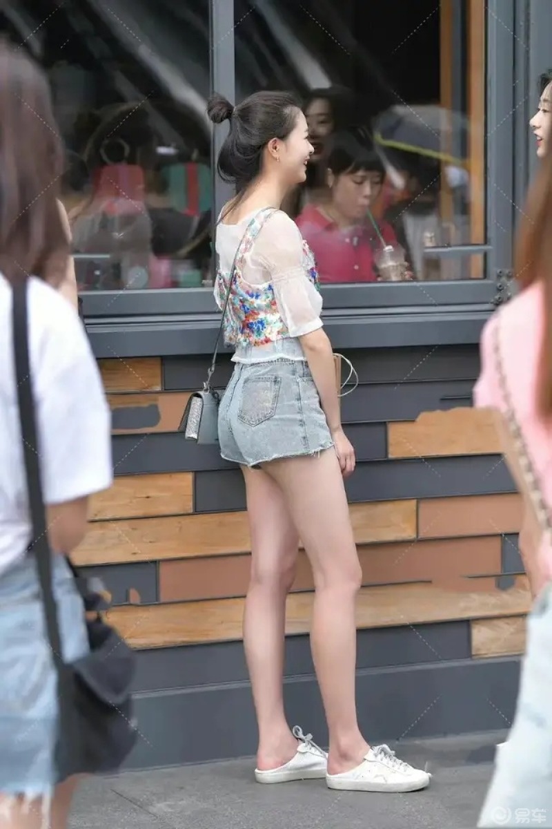 好可爱的热裤小美女,雪白肌肤,甜美的笑容,散发青春活力