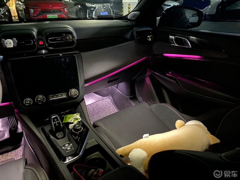 5块钱改造氛围灯领克自带的氛围灯是单色白光的,夜晚看起来属实不太