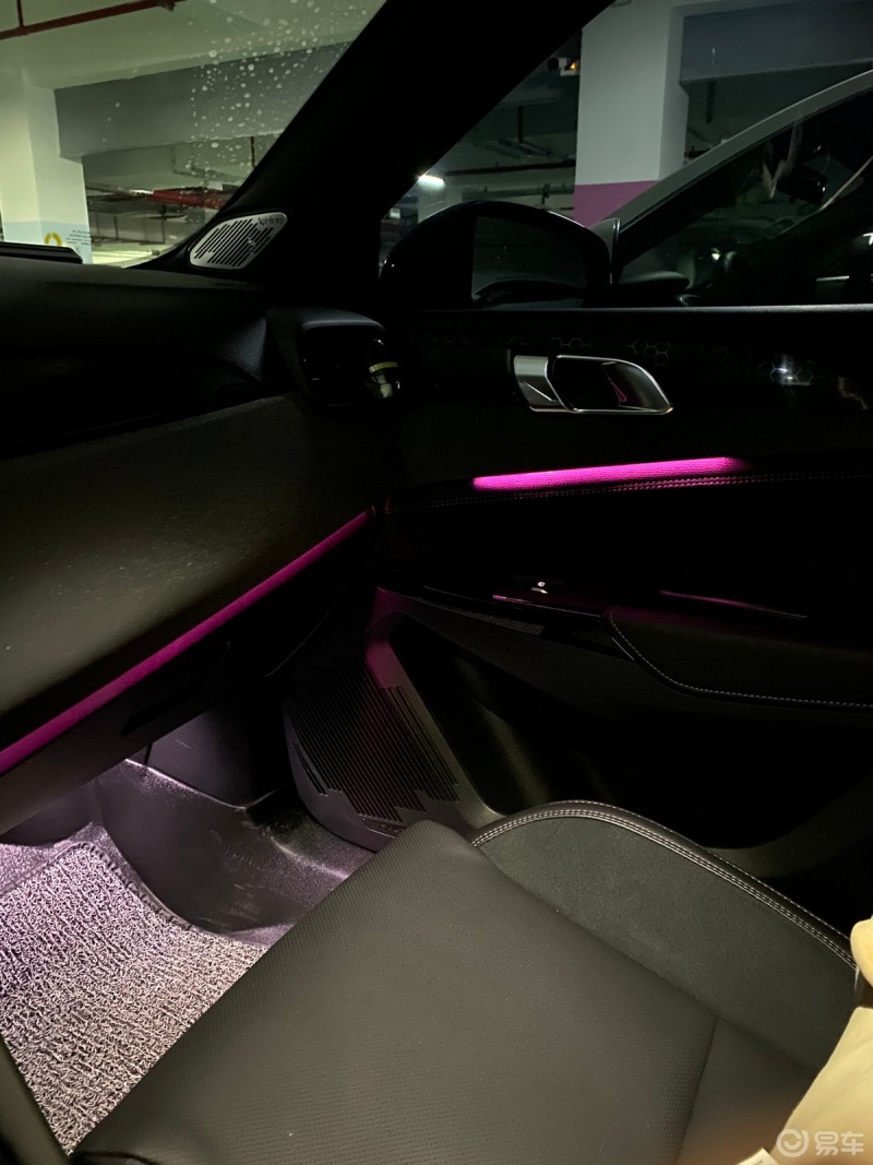 5块钱改造氛围灯领克自带的氛围灯是单色白光的,夜晚看起来属实不太