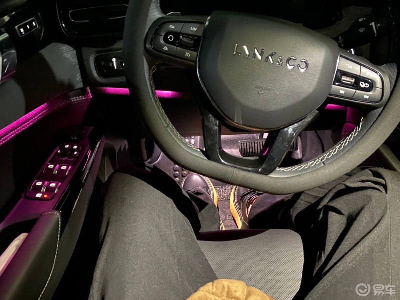 5块钱改造氛围灯领克自带的氛围灯是单色白光的,夜晚看起来属实不太