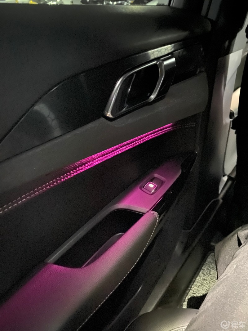 5块钱改造氛围灯领克自带的氛围灯是单色白光的,夜晚看起来属实不太