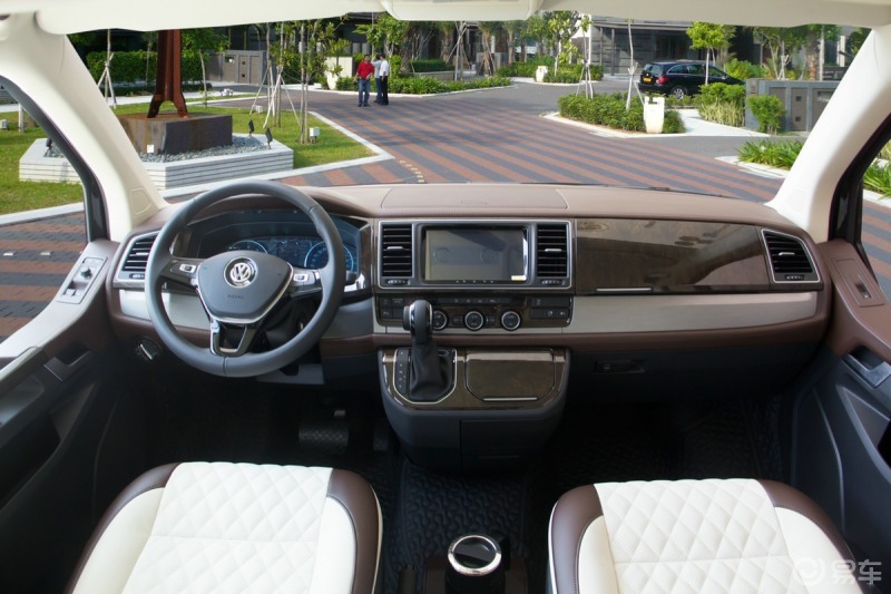 大众凯路威商旅车内饰豪华升级