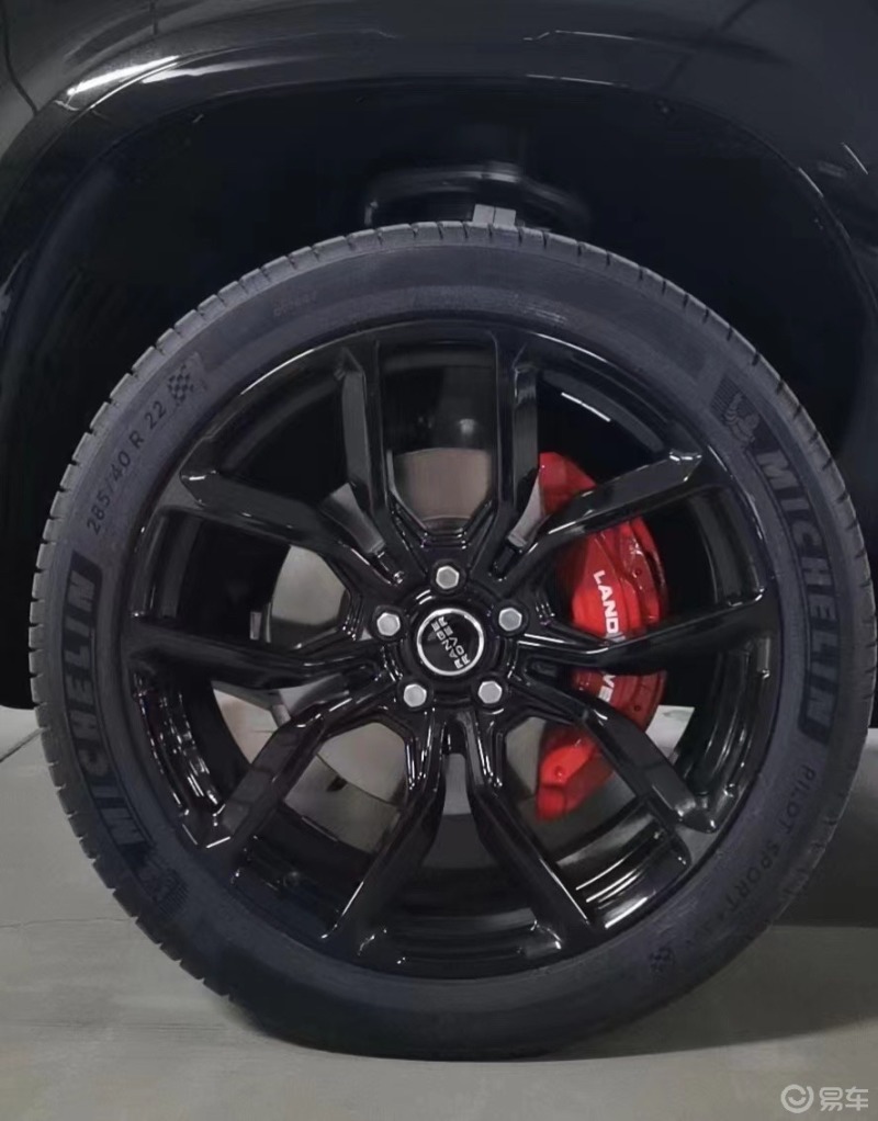 卫士22寸亮黑锻造轮毂上车效果