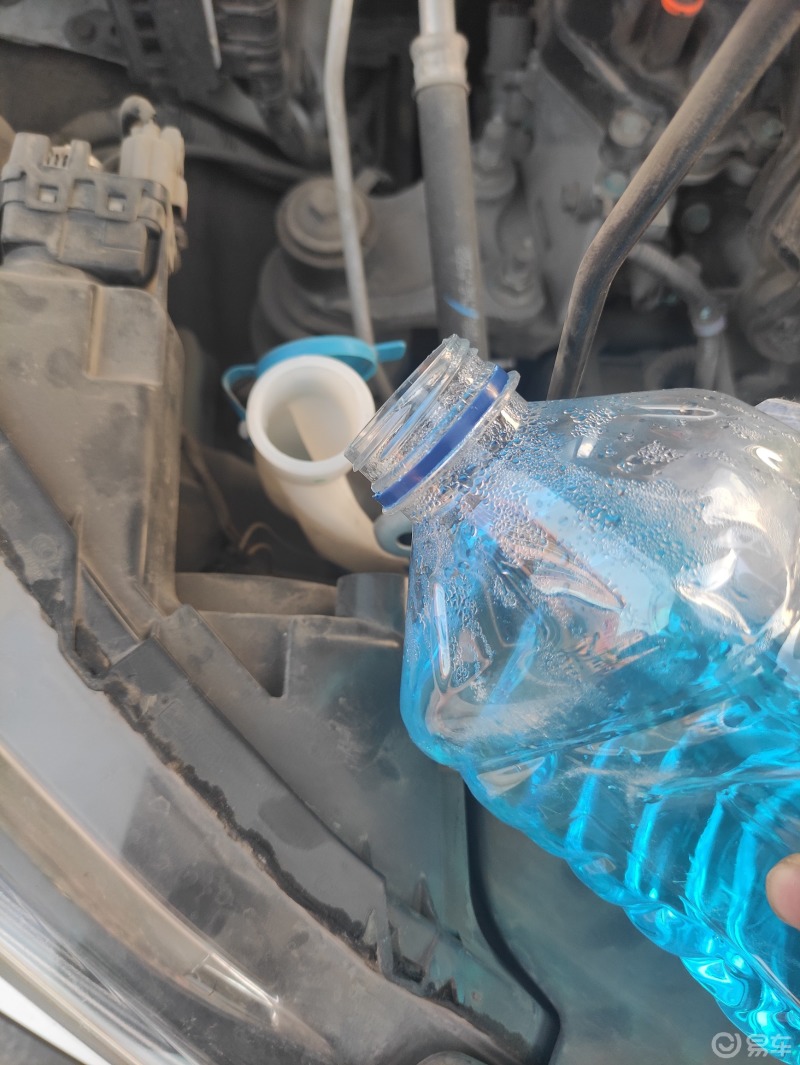 冬季到了玻璃水应当更换防冻玻璃水这样可以防止玻璃水结冰我添加这瓶