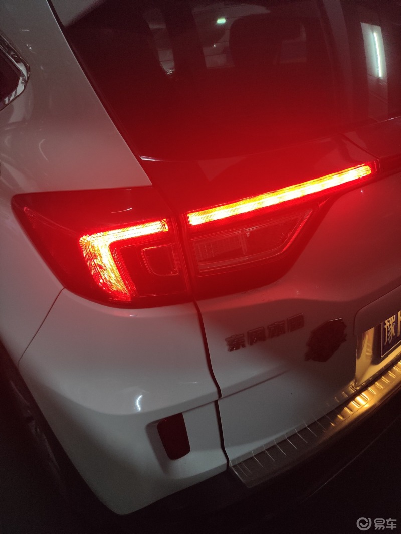 xrv后尾灯点亮后效果特别好贯穿式的造型识别度很高前大灯是led我还