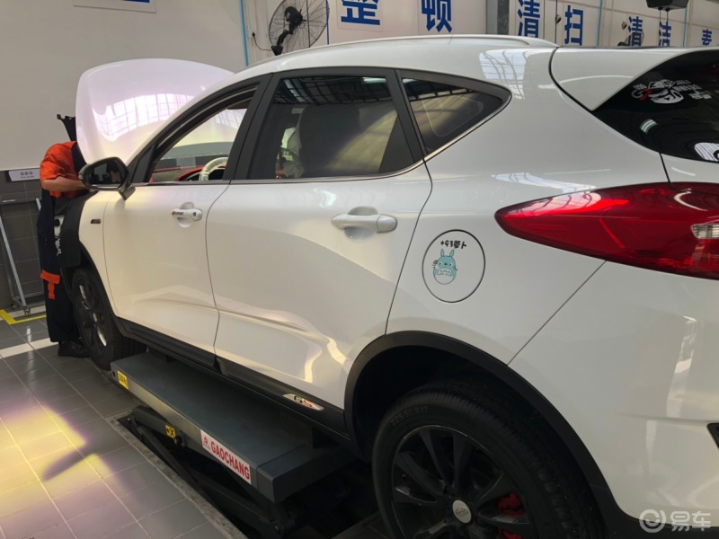 帝豪gs精致小溜背 镂空尾翼,满满的个性气息,有一股欧系性能的感觉,与