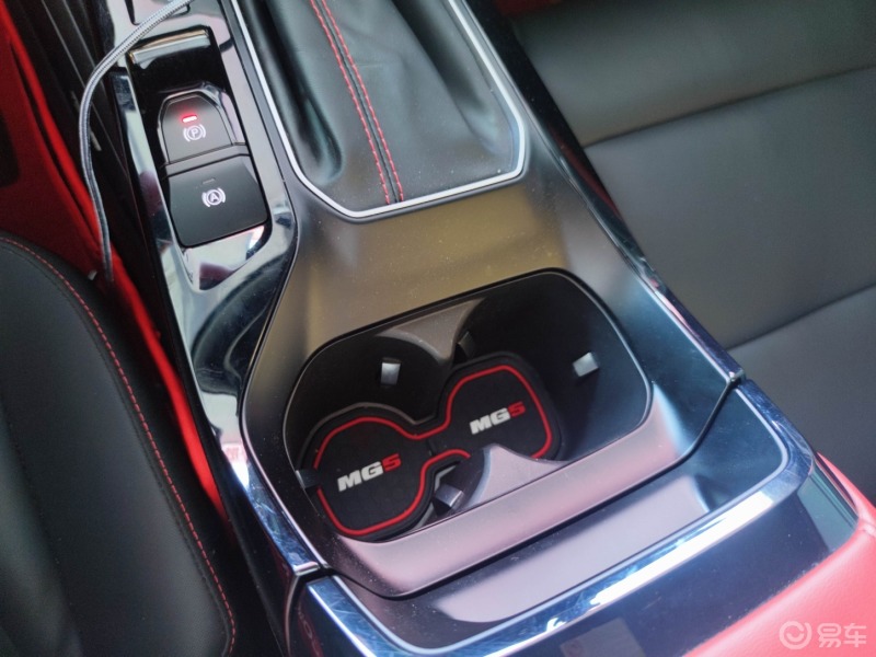 名爵5的三辐式方向盘为搪塑材料样式还不错方向盘转向力度还有三种