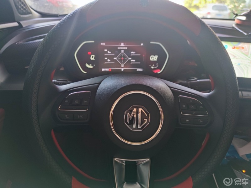 名爵5的三辐式方向盘为搪塑材料样式还不错方向盘转向力度还有三种
