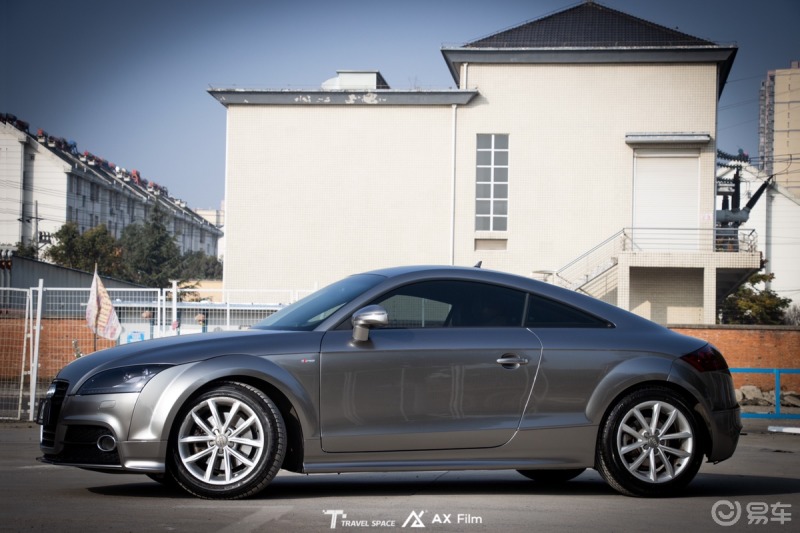 奥迪车辆# #外观改装# 奥迪tt液态金属银改色,质感不比车漆差奥迪tt