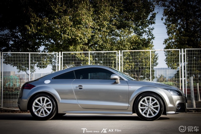 奥迪车辆# #外观改装# 奥迪tt液态金属银改色,质感不比车漆差奥迪tt