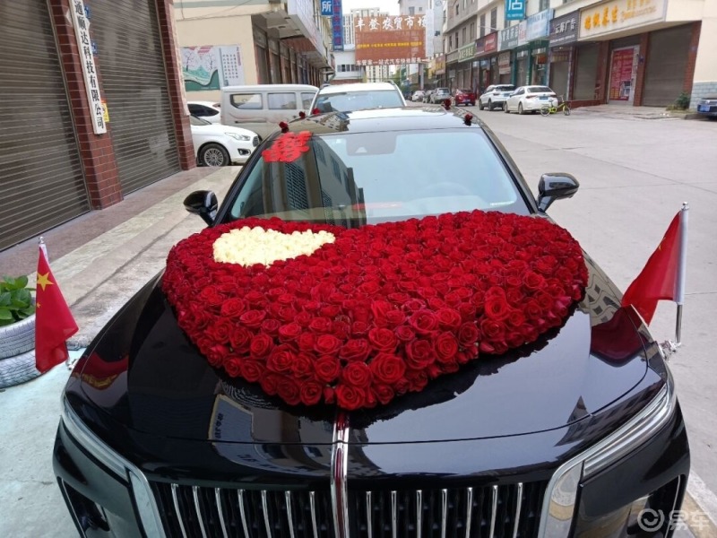 超级大的爱心花车