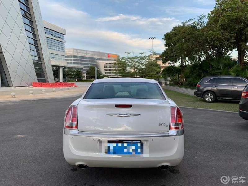 2014款白色克莱斯勒300c,3.0l,八万公里,个人自用车,急出!厦门牌