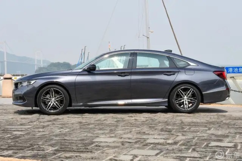 2022款雅阁属于中期改款车型,外观有小幅调整,前脸的变化主要是下格栅