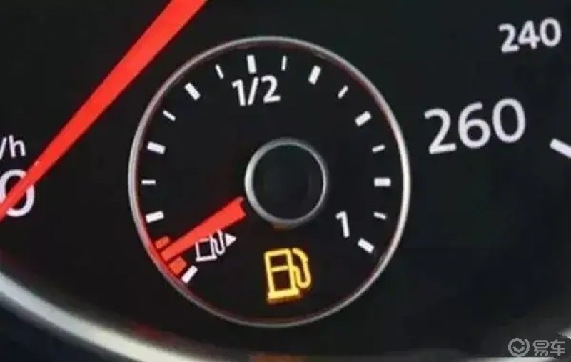 不建议将油箱加的太满或抽得太干,加得太满的话,汽油遇到温度