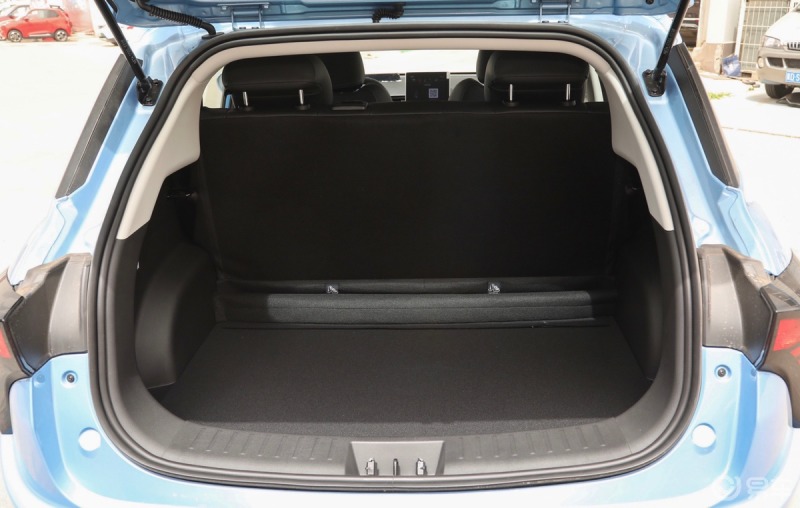 哪吒v空间够大家庭用车推荐