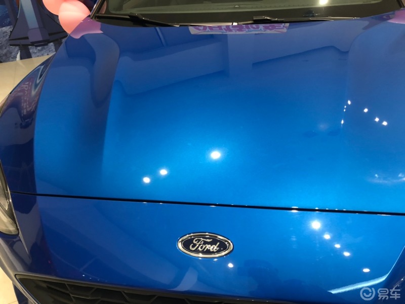 怪不得福克斯的海报和配置表都用蓝色福克斯做封面,金属漆