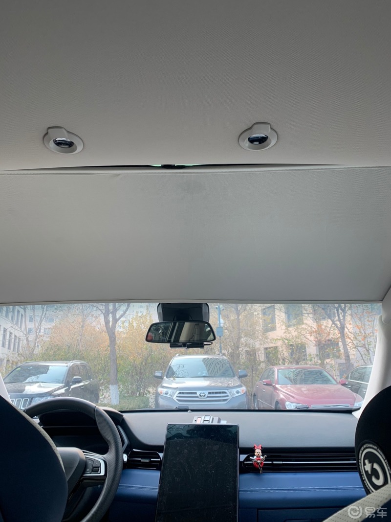 小鹏g3落地般的大天窗准确来说也不算是天窗是巨大无比的前挡搞得当时