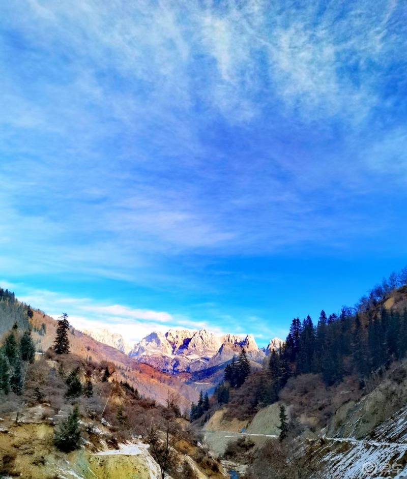 旅游摄影#迭部~措美峰秦岭迭山系"措美峰"(海拔4920米)从公路进山行 