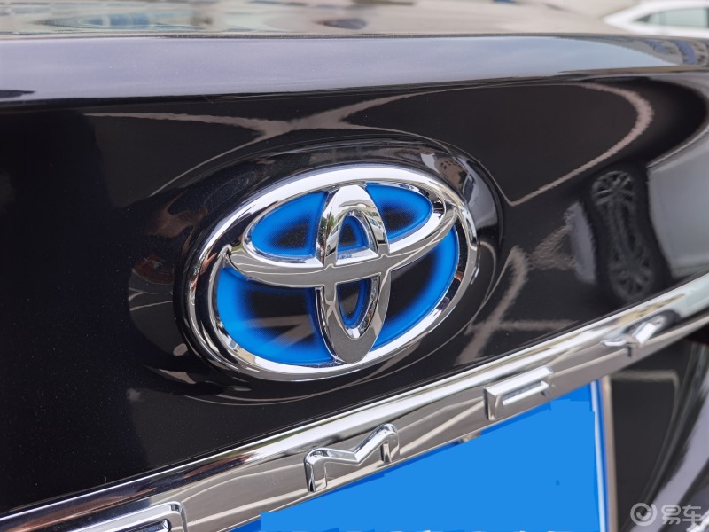 丰田凯美瑞为什么有的牛头标是银色,有的是蓝银色?