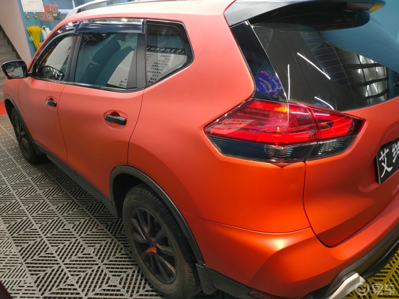 日产奇骏日常改色中2019款奇骏,全车珠光白改幽灵金属岩浆红,配黑顶加