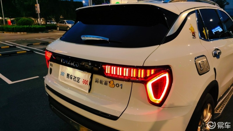 领克01这个尾灯是不是带流水灯?