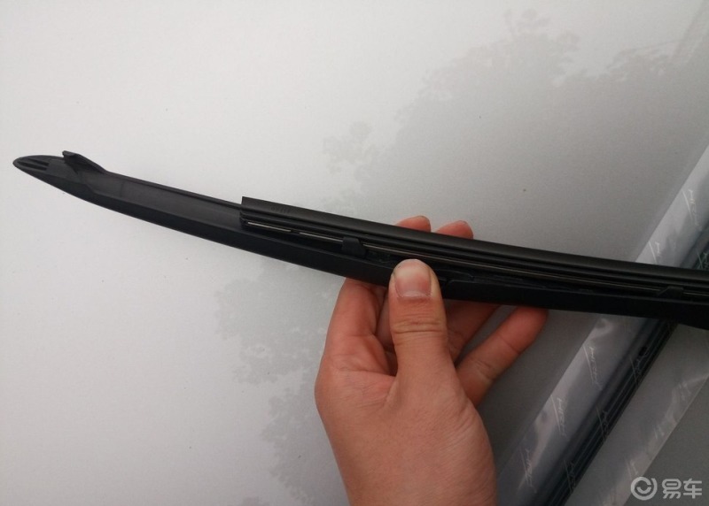 自己动手更换卡罗拉雨刷胶条.
