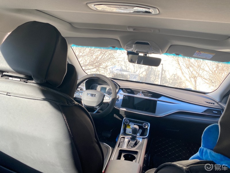 我非常喜欢吉利缤瑞的内饰,非常时尚,座椅设计的比较运动范,视觉上