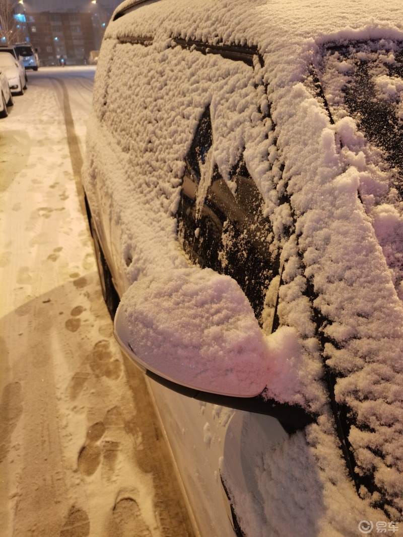 车窗外的雪景图片