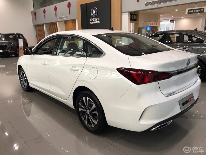 白色的逸动plus,就是那么高端大气上档次