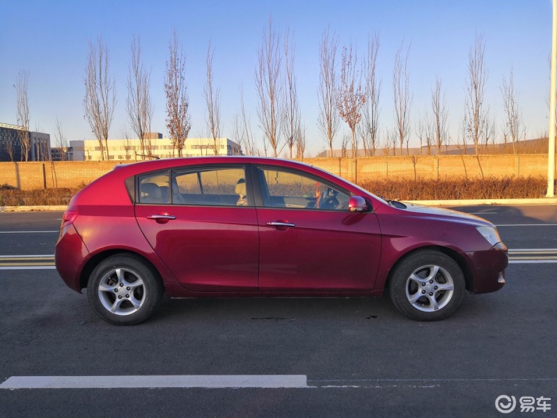 吉利帝豪這款車的兩廂版車型軸距多長?第二排空間表現怎麼樣?