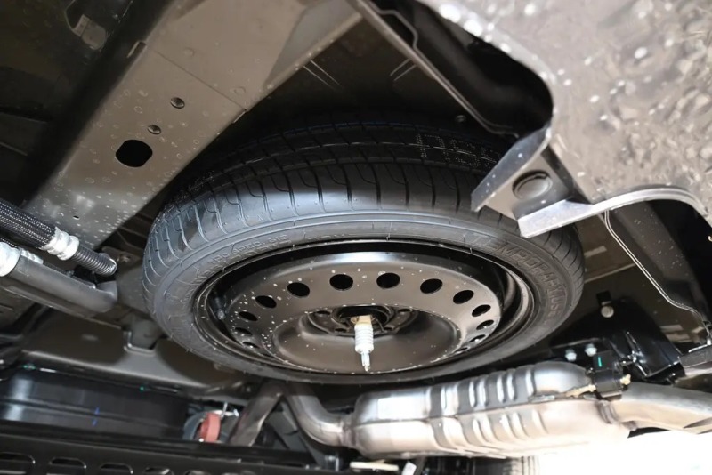 现在已是寒冬时常会下雪路面积水更需注意轮胎如果雪地